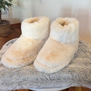 Cozy Cream Faux Fur Women's Slippers